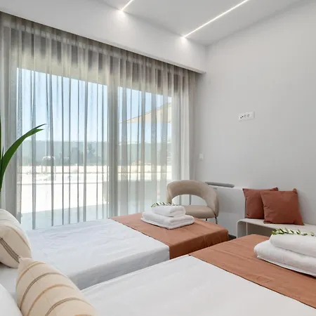 House Of Hermes With Heated Pool And Sea View